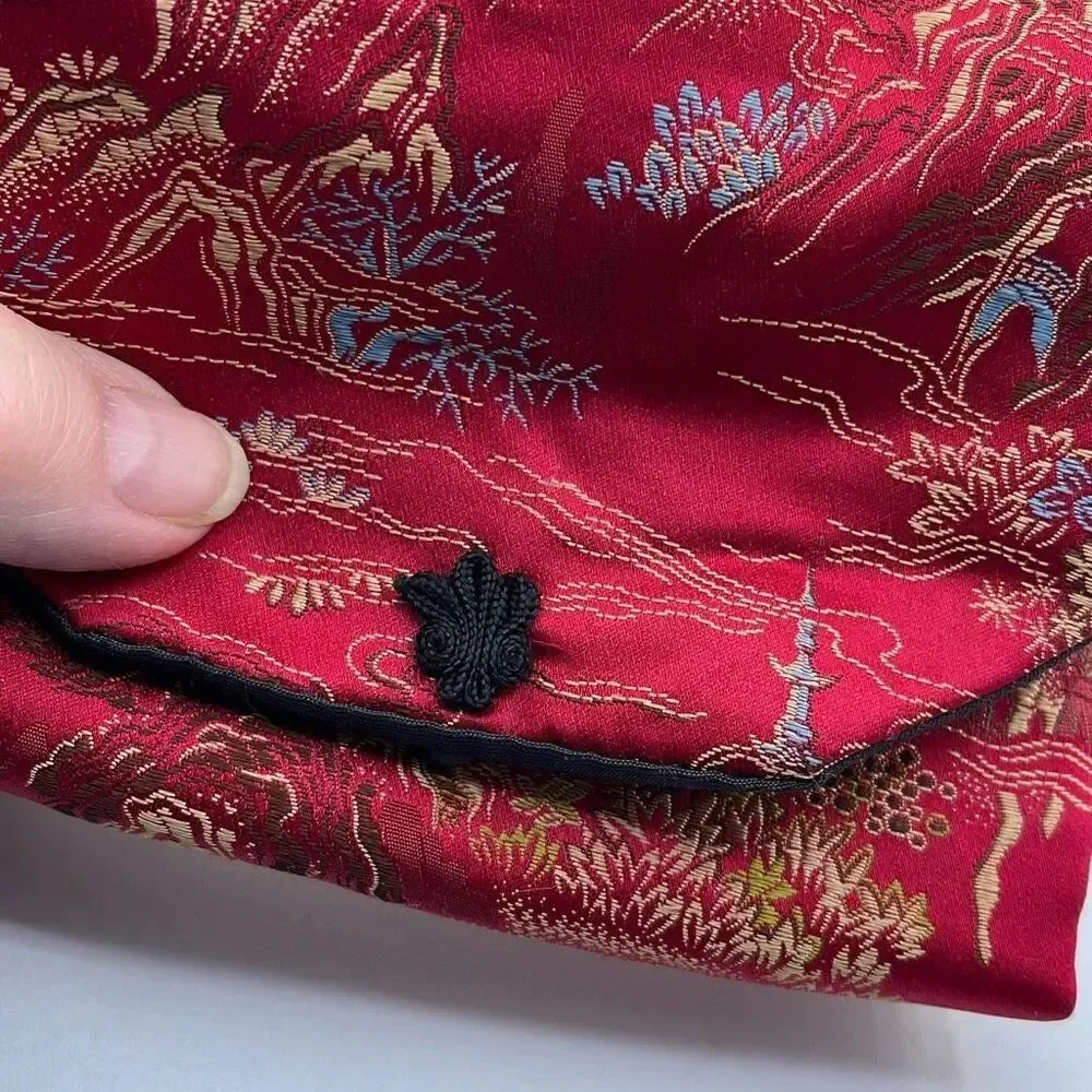 Vintage silk brocade jewelry roll. Snap front.